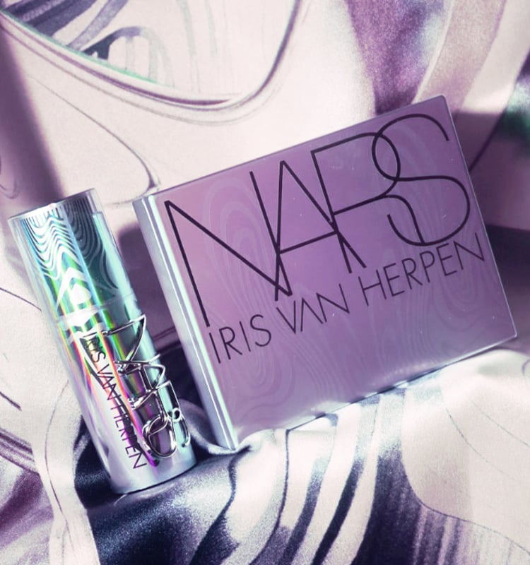 HIGH-FASHION HOLIDAY